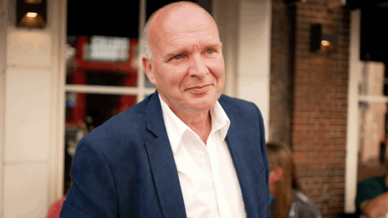 Chris Alfabeth: “Muziek waar mensen wat aan hebben, ze vergeten even alles”